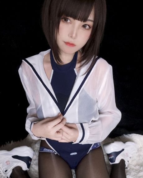 她唇之下